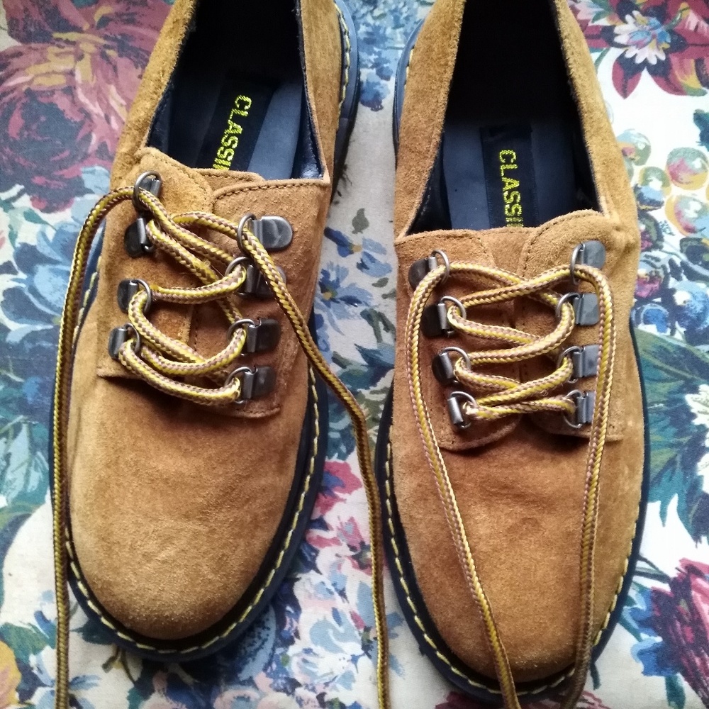 Women's faux suede tie shoe